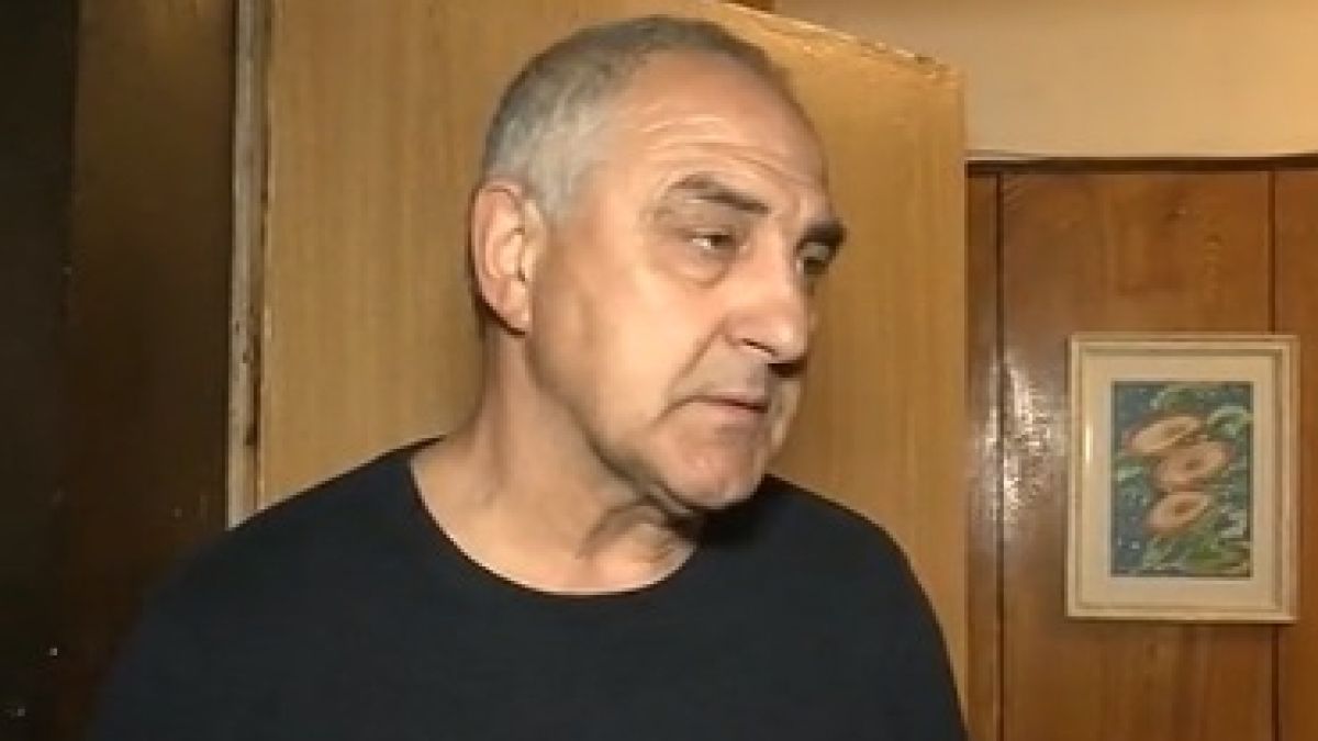 Прав ли е учителят, който спря с шамари дивашкия бой между двете ученички?