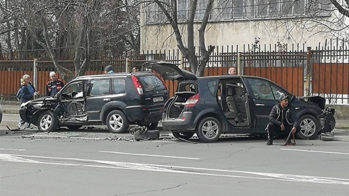 Зверска катастрофа в Бургас, Рено и Волво се помляха край бензиностанция