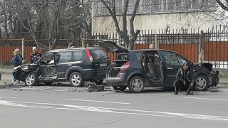 Зверска катастрофа в Бургас, Рено и Волво се помляха край бензиностанция