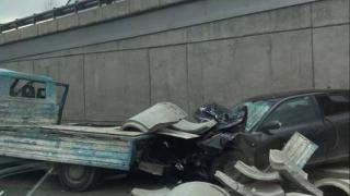 Първи СНИМКИ от страшното меле с двама пострадали в "Люлин"