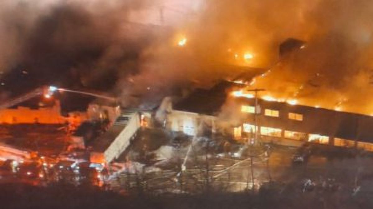 Жесток пожар в склад за ковчези