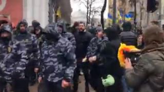 Хиляди украински националисти окупираха президентството, обстрелват полицията с плюшени прасета (СНИМКИ/ВИДЕО)