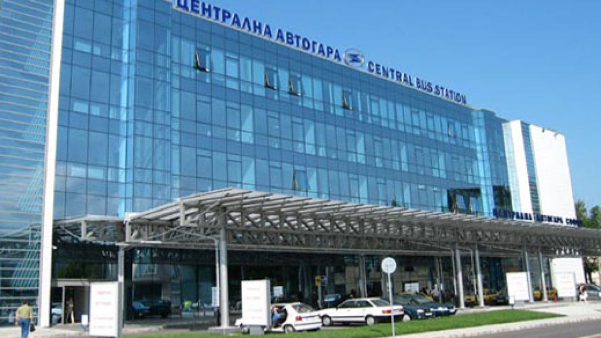 Сигнал до БЛИЦ: Почерня от полиция край автогарата в София, пътници бягат с багажа си