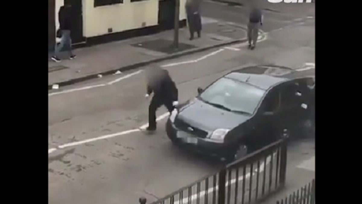 Светът изтръпна! След кървавата баня в Нова Зеландия, нападнаха и джамия в Лондон (ВИДЕО 18+)