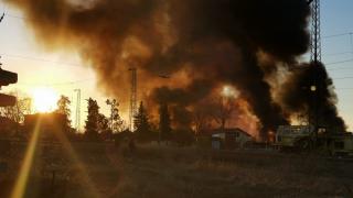 Само в БЛИЦ! Гъсти черни облаци дим изправиха на нотки столичани (СНИМКИ)