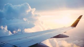 Пътнически Боинг се приземи с неизправност в крилото