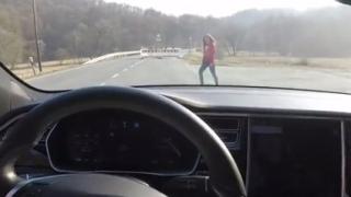 Шофьор застави жена си да застане пред Tesla, за да изпробва автопилота на колата (ВИДЕО)