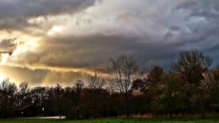 Неприятно, но факт: Пролетта няма да дойде днес, нахлуват хлад и облаци, а на места...