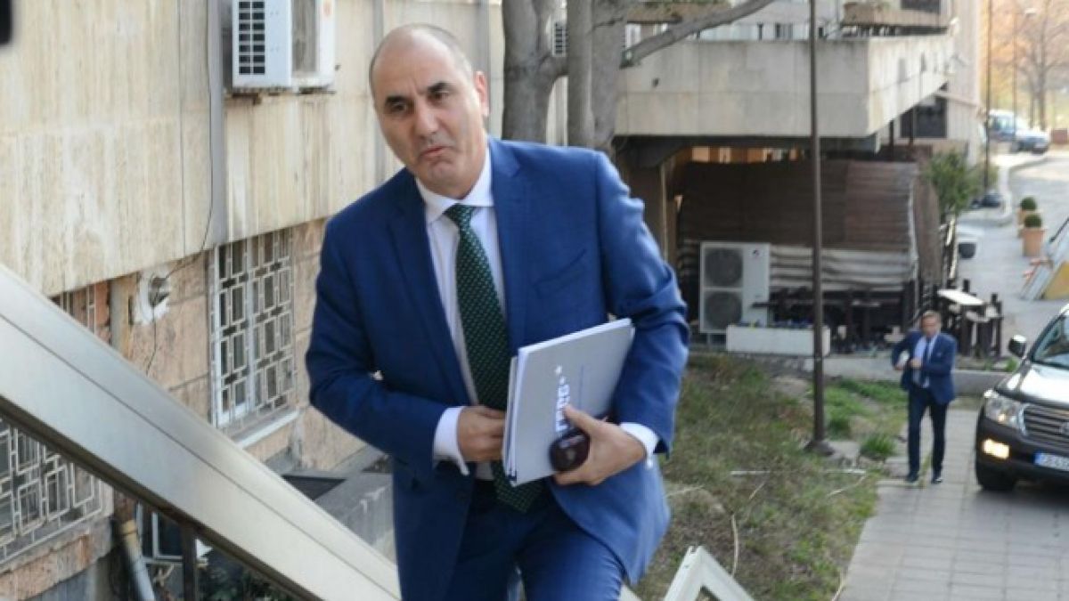 СНИМКИ показаха какво се случва в момента пред централата на ГЕРБ