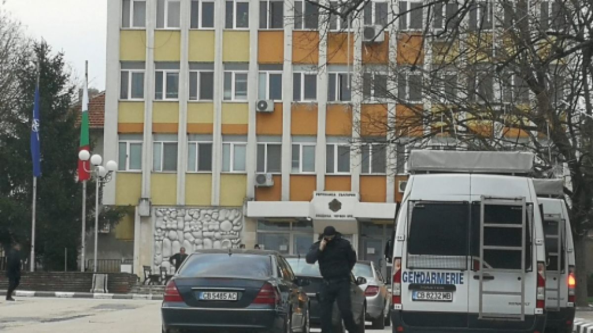 Извънредно в БЛИЦ: Още арести в Червен бряг, ето кои са задържани освен кмета!