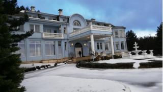 Палатът на Баневи с 2 басейна и хеликоптерна площадка – прокълнат?