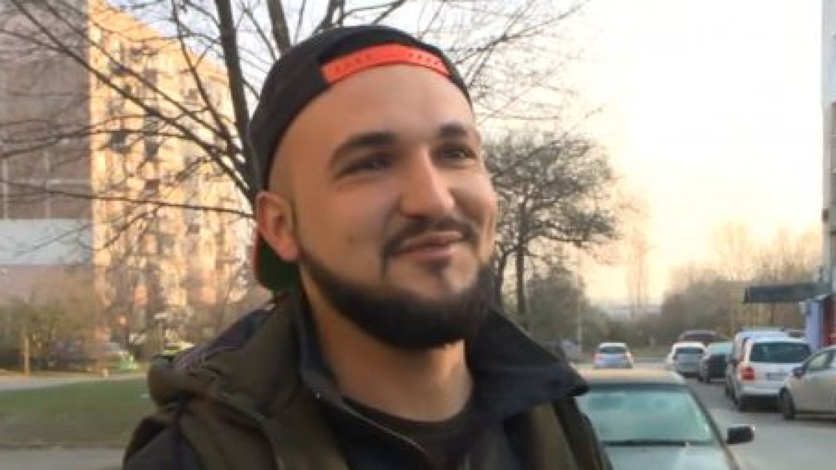 За пример: Млад софиянец запълва дупки около блока си в "Люлин" (СНИМКИ)