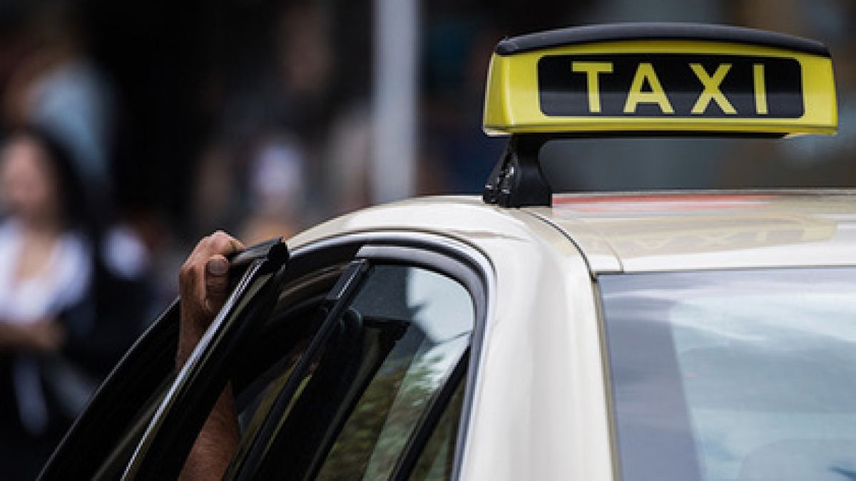 Шофьор на Uber, който не е правил секс с жена си от 10 години, инсталира скрита камера в таксито си и... 