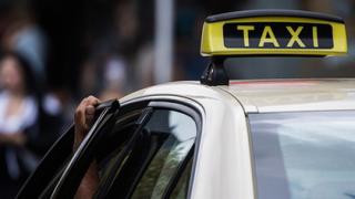 Шофьор на Uber, който не е правил секс с жена си от 10 години, инсталира скрита камера в таксито си и... 