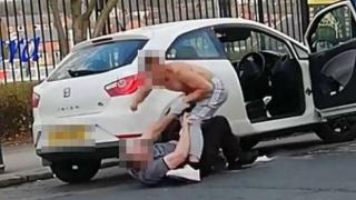 Дядо отнесе жесток бой, след като се изрепчи за паркиране (ВИДЕО)