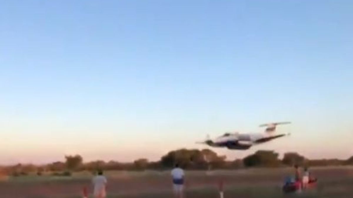 Шокиращо ВИДЕО: Пилот-камикадзе направи таран със самолет на къщата си, за да убие жена си, която го изгони 