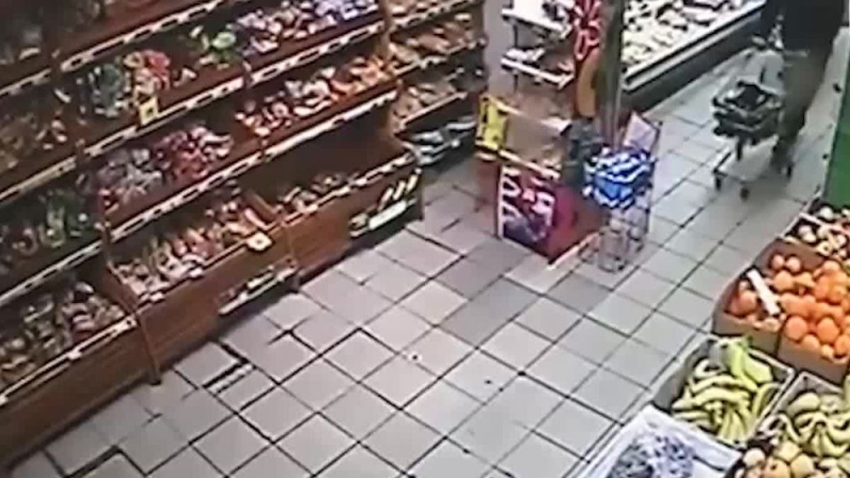 Мъж спокойно задигна 105 бутилки бира от супермаркет (ВИДЕО)