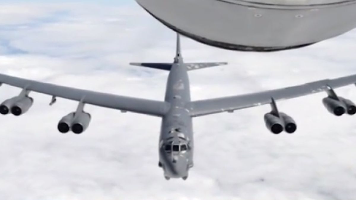 Три бомбардировача B-52H се приближили до границата на Русия, единият тренирал бомбардировка  