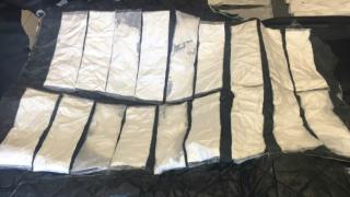 Митничари на ГКПП „Калотина” спряха автобус за проверка и се хванаха за главата от откритото (СНИМКА)
