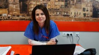Красива пловдивчанка поема онкологичното отделение на  УМБАЛ „Дева Мария“