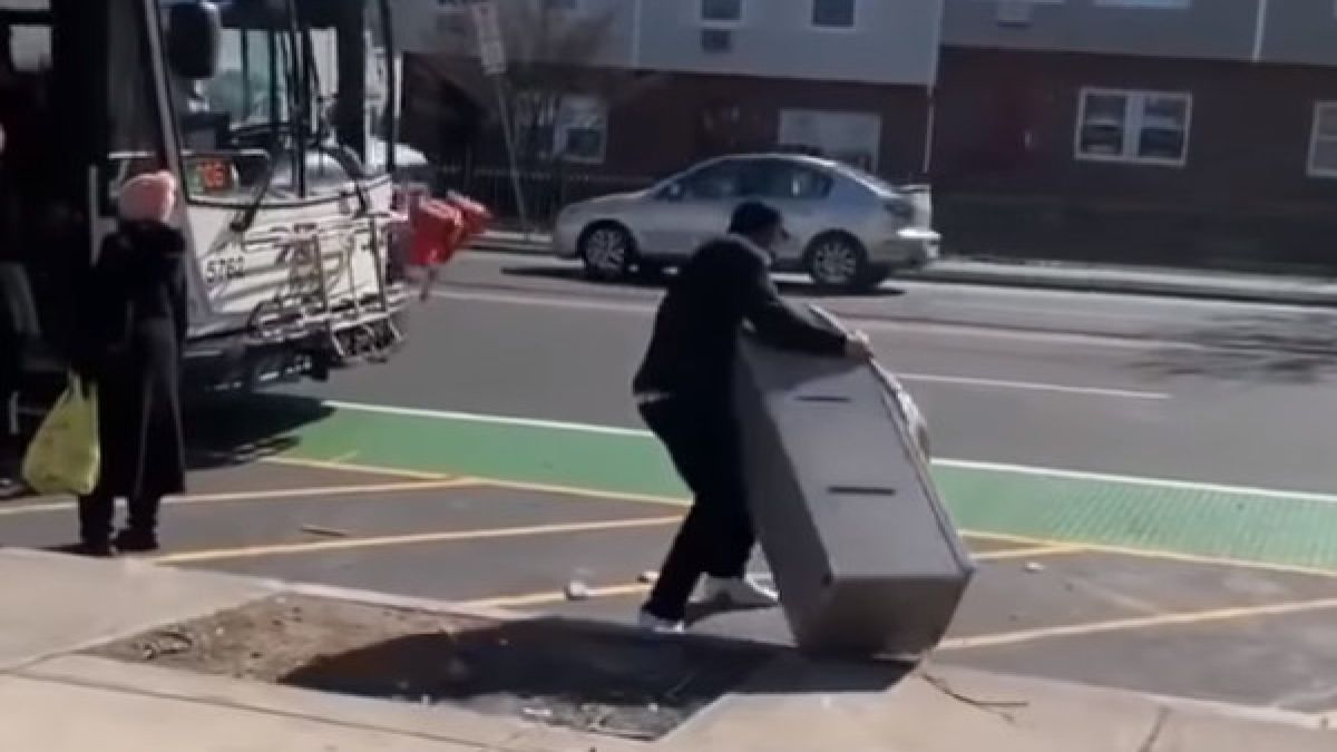 Вижте как мъж се опита да влезе в автобус с.... откраднат банкомат (ВИДЕО)