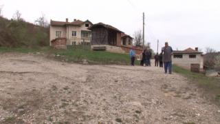Българска работа: Ремонтираха селска улица, но само наполовина
