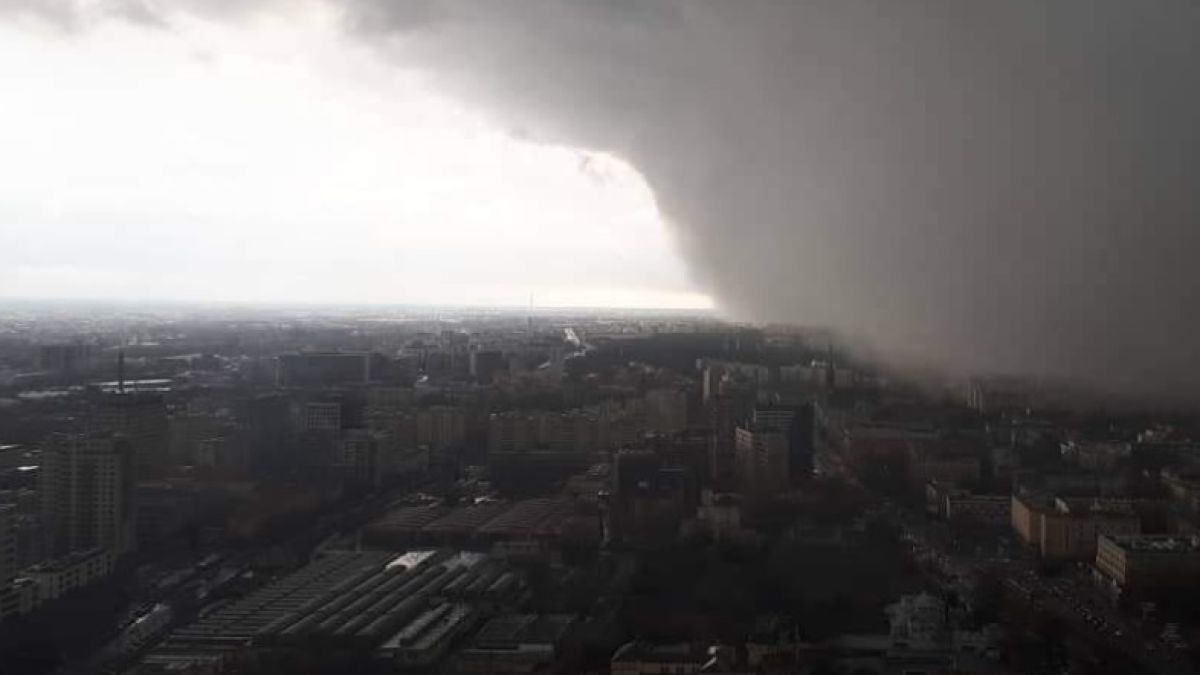 Рядко природно явление вся паника във Варшава (СНИМКИ)