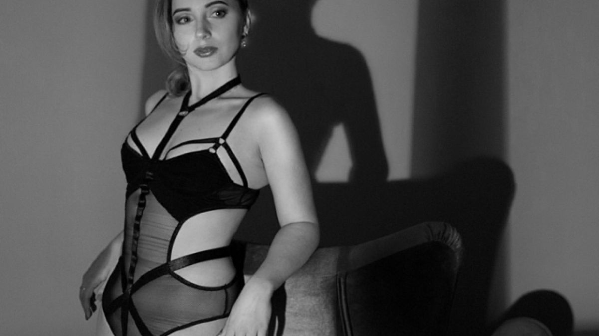 Сексапилна педиатърка втрещи всички с тези еротични СНИМКИ 18+