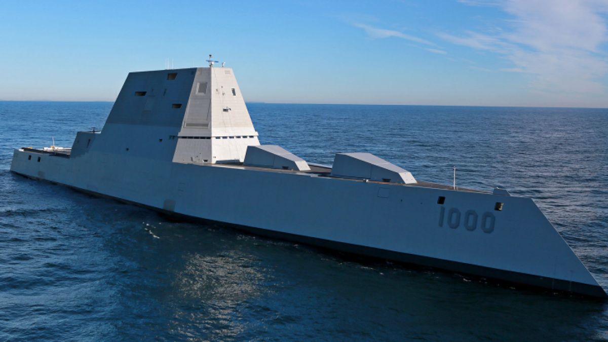 Американският невидим разрушител USS Zumwalt (DDG 1000) пристигна в Аляска с неизвестна мисия (СНИМКИ)