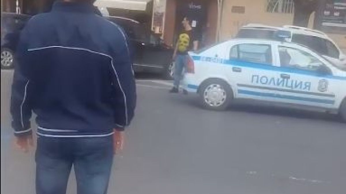 Само в БЛИЦ! Не е за вярване какво направиха двама младежи с полицейска патрулка 