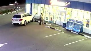 Случката с чисто голата блондинка, слязла да си купи бира от бензиностанция, завърши! (СНИМКИ/ВИДЕО 18+) 