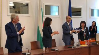 Цветанов показа невероятния подарък, който получи на изпроводяк в парламента! (СНИМКА)
