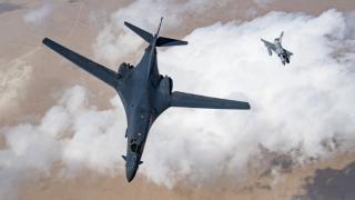Проблемни парашути приземиха американски бомбардировач
