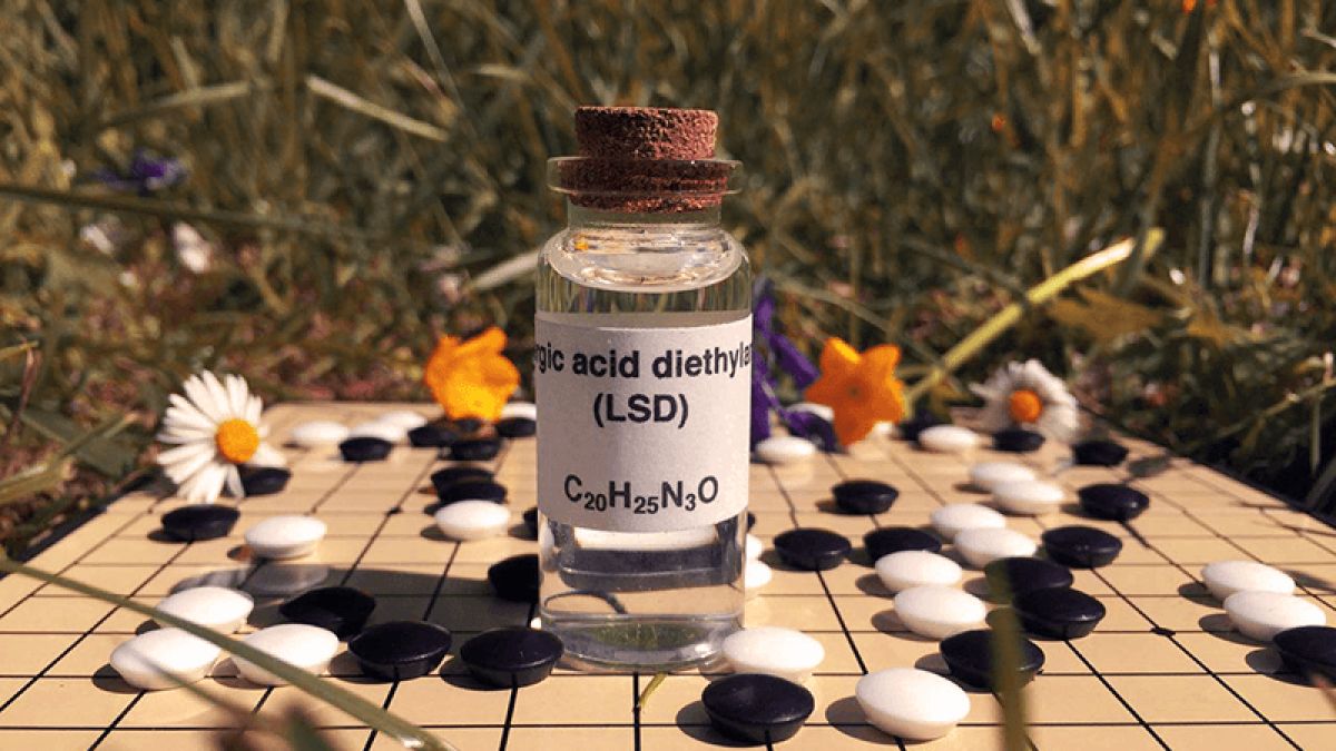 Служител в компания дрогира с LSD колегите си в офиса, за да... 