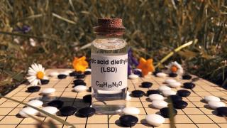 Служител в компания дрогира с LSD колегите си в офиса, за да... 
