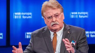 Легенда на европарламента посочи наследника на Тереза Мей