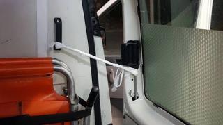Мрежата прегря, след като лекар от Спешна помощ показа с какви линейки спасяват пациентите (СНИМКА)