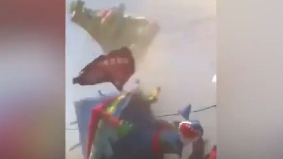 Страховито ВИДЕО: Торнадо отвя батут с десетки деца вътре