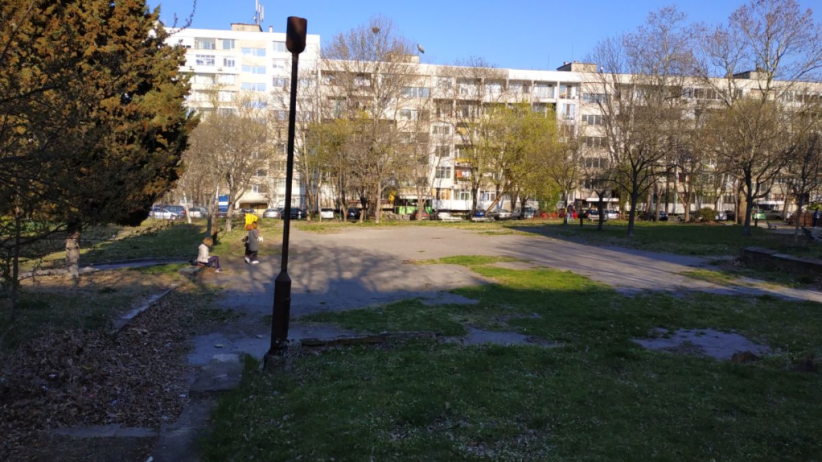 Бургазлия се обяви сам за собственик на градинка, ето какво иска да направи с нея (СНИМКИ) 