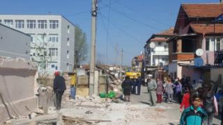 Жени с деца и крава се опитали да спрат багерите в Шекера (СНИМКИ)