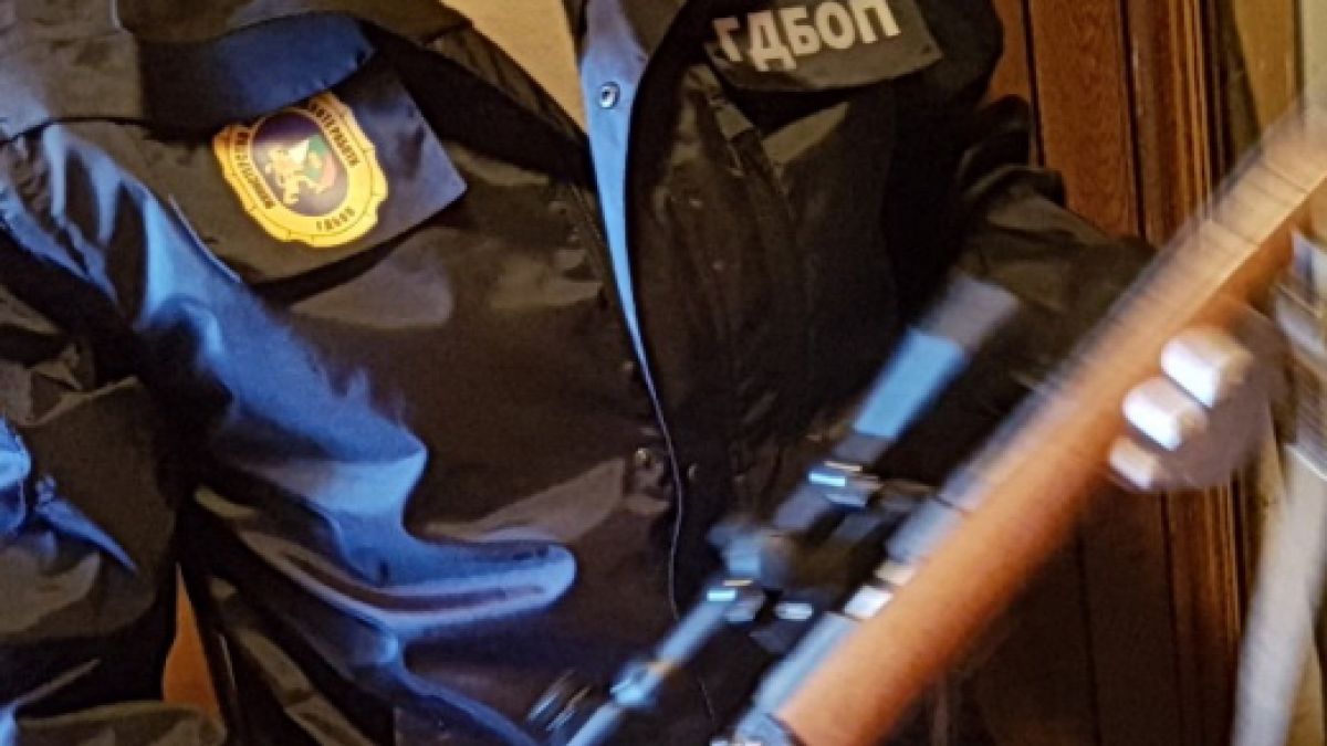 Първи СНИМКИ на футболиста и бандата му, натръшкани след акция на ГДБОП в Казанлък 