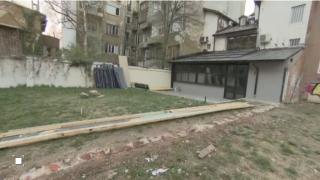 Наглост: Заведение си огражда пространство в двора на столично училище