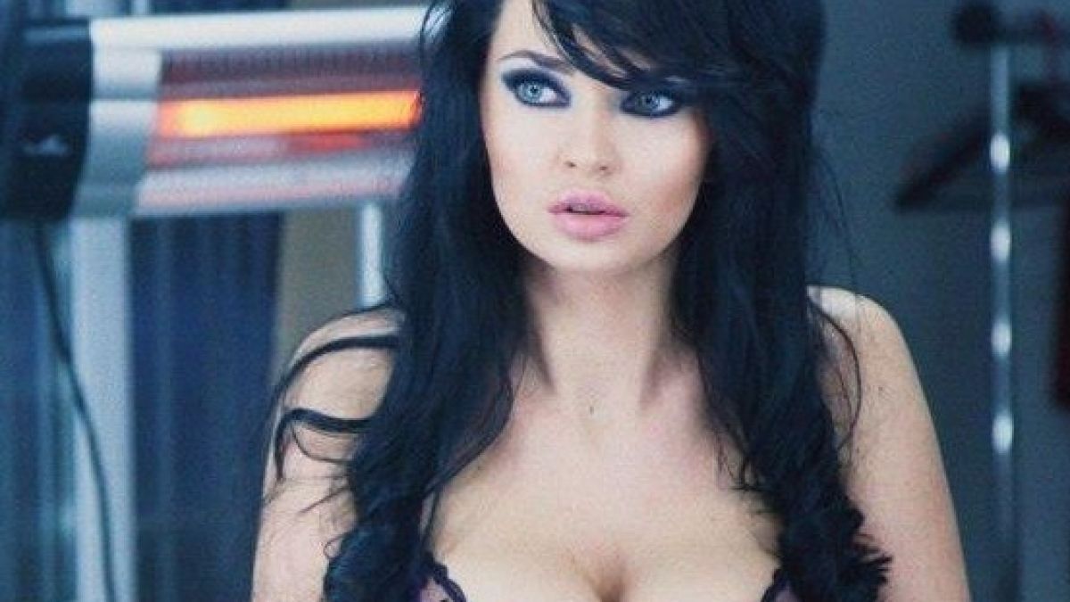 В кои държави живеят жените с най-големите естествени гърди? (СНИМКИ)