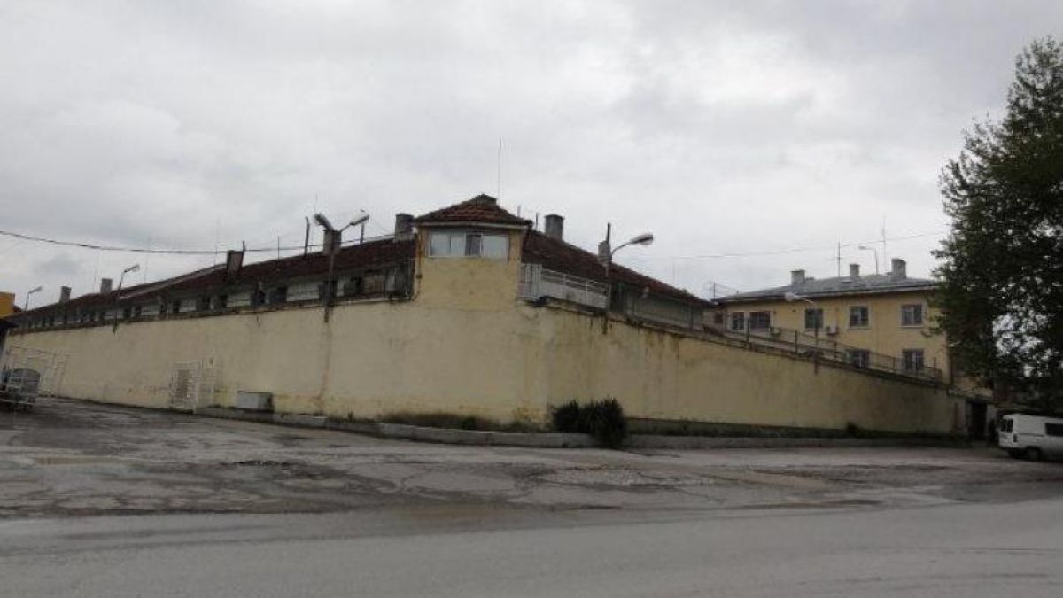Скандален случай от пловдивския пандиз: Затворник се нагълта с пирони, приковаха го с пранги за леглото, а той ... 