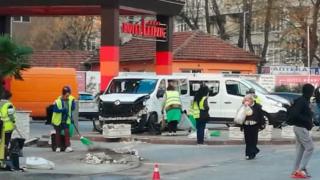Първо в БЛИЦ: Разбра се причината за адското меле с автобуса в центъра на Пловдив