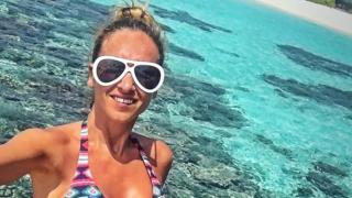 Бременната Алекс Раева се сгоди икономично на Малдивите 