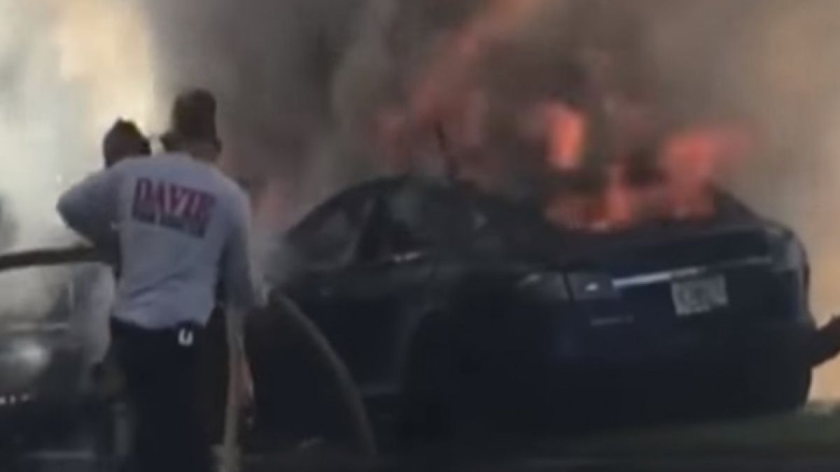 Tesla Model S се запали, заключи шофьора и го изпепели (ВИДЕО)