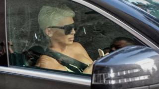 Изтече ВИДЕО, в което режат брутално косата на Йелена Карлеуша 