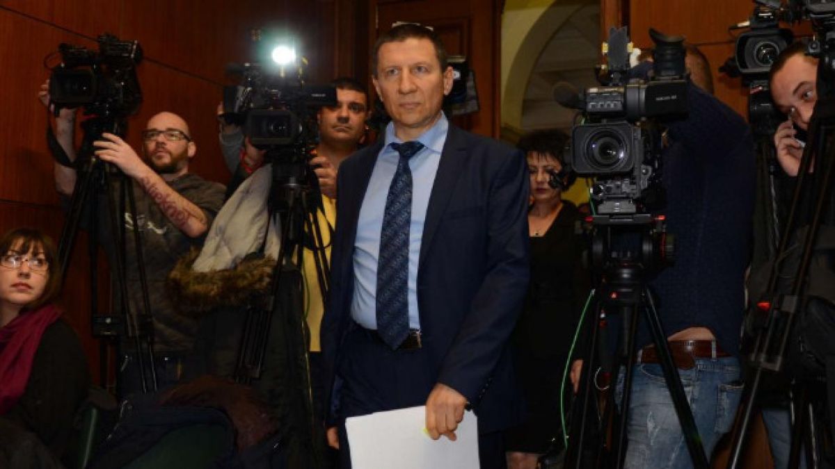 И шефът на Следствието се оттегли, само Лозан Панов се опитва да се спаси