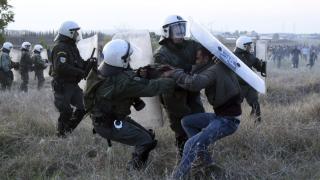 Орда от над 1000 бежанци разгроми лагер край Солун, напъва на север (СНИМКИ)